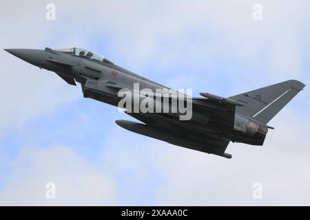 MM7324/36-41, ein Eurofighter F-2000A Typhoon, der von 36° Stormo der italienischen Luftwaffe betrieben wird und von der RAF Fairford in Gloucestershire, England, nach der Teilnahme am Royal International Air Tattoo 2023 (RIAT23), startete. Stockfoto