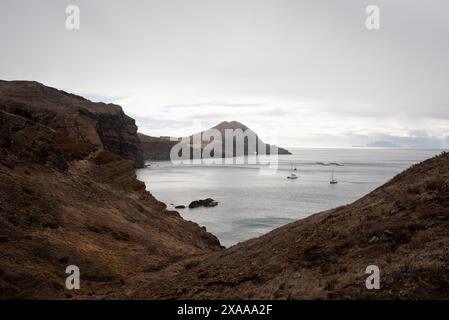 Zahlreiche kleine Boote schweben im Meer Stockfoto