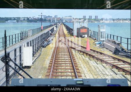 Der Blick vom Führerhaus auf den Zug, der am Southend Pier fährt. Stockfoto