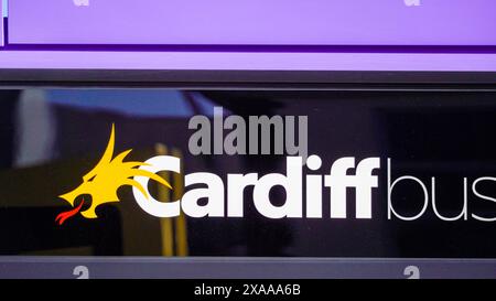 Cardiff, Wales 29. Oktober 2023: Logo und Beschilderung für Cardiff-Busse mit einem gelben Drachen und einer roten heißen Zunge Stockfoto