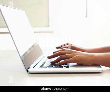 Copywriting, Person und Hände mit Laptop in der Nähe für Webblog, planungsartikel und Internetrecherche. Redakteurin, freiberufliches Schreiben und E-Mail Stockfoto