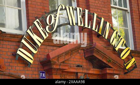 Cardiff, Wales 29. Oktober 2023: Eintritt in den Duke of Wellington Pub der Brains Brewery, eine beliebte Attraktion und berühmtes Wahrzeichen in Cardiff Stockfoto