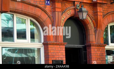 Cardiff, Wales 29. Oktober 2023: Eintritt in den Duke of Wellington Pub der Brains Brewery, eine beliebte Attraktion und berühmtes Wahrzeichen in Cardiff Stockfoto