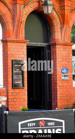 Cardiff, Wales 29. Oktober 2023: Eintritt in den Duke of Wellington Pub der Brains Brewery, eine beliebte Attraktion und berühmtes Wahrzeichen in Cardiff Stockfoto