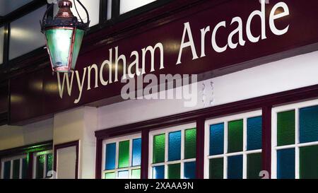 Cardiff, Wales 29. Oktober 2023: Schild mit dem Namen Wyndham Arcade, einer der beliebtesten Attraktionen und berühmten Wahrzeichen im Stadtzentrum von Cardiff. Stockfoto