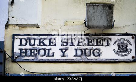 Cardiff, Wales 29. Oktober 2023: Straßenschilder und zweisprachige Ortsnamen in Cardiff - Duke Street, was übersetzt Heol y Dug auf Walisisch bedeutet Stockfoto