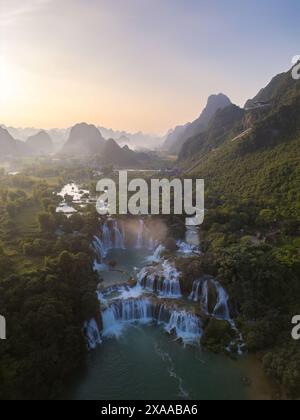 Eine Luftaufnahme des Ban Gioc Wasserfalls an der Grenze zwischen Vietnam und China Stockfoto