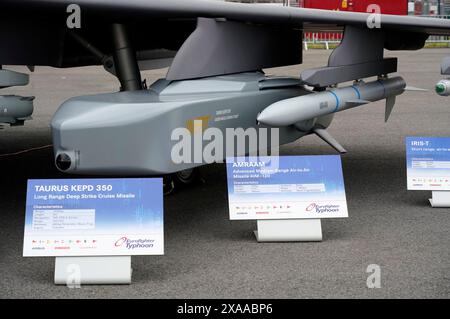 Ein Taurus KEPD-350 Luft-Boden-Marschflugkörper und eine AIM-120 AMRAAM Luft-Luft-Rakete auf der ILA Berlin auf dem ILA-Gelände am Flughafen BER Berlin-Brandenburg. Berlin, 05.06.2024 Stockfoto