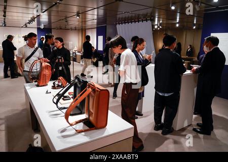 Tokio, Japan. Juni 2024. Ledertaschen (hergestellt von der Firma Tsuchiya Kaban), die während der Ausstellung „Amazing Edo Tokyo – Treasures of Tokyo for Tomorrow“ im Ginza Wako Kaufhaus ausgestellt werden. Die Ausstellung stellt zahlreiche handwerkliche Techniken und renommierte Produkte aus der Edo-Zeit (1603''„1868) vor, um den Charme der japanischen Kultur wiederzuentdecken. Es ist eine Zusammenarbeit zwischen Wako und Tokios „Edo Tokyo Kirari Project“ und findet bis zum 16. Juni statt. (Kreditbild: © Rodrigo Reyes Marin/ZUMA Press Wire) NUR REDAKTIONELLE VERWENDUNG! Nicht für kommerzielle ZWECKE! Stockfoto