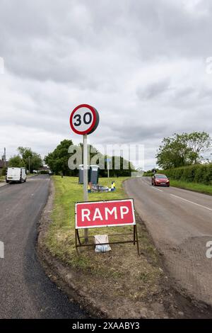 Warnschild für die Straßenbahnrampe, Fiskerton Road, Cherry Willingham, Lincoln, Lincolnshire, England, Großbritannien Stockfoto