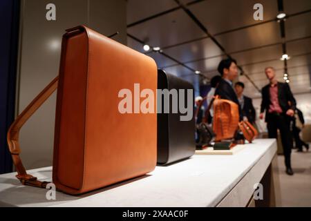 Tokio, Japan. Juni 2024. Ledertaschen (hergestellt von der Firma Tsuchiya Kaban), die während der Ausstellung „Amazing Edo Tokyo – Treasures of Tokyo for Tomorrow“ im Ginza Wako Kaufhaus ausgestellt werden. Die Ausstellung stellt zahlreiche handwerkliche Techniken und renommierte Produkte aus der Edo-Zeit (1603''„1868) vor, um den Charme der japanischen Kultur wiederzuentdecken. Es ist eine Zusammenarbeit zwischen Wako und Tokios „Edo Tokyo Kirari Project“ und findet bis zum 16. Juni statt. (Kreditbild: © Rodrigo Reyes Marin/ZUMA Press Wire) NUR REDAKTIONELLE VERWENDUNG! Nicht für kommerzielle ZWECKE! Stockfoto