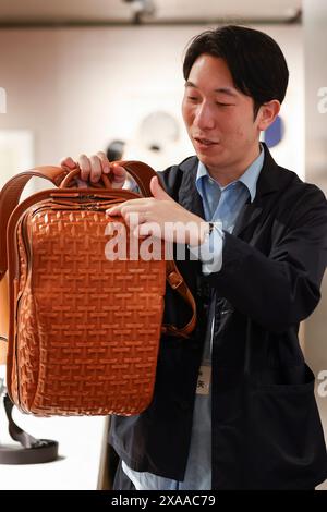 Tokio, Japan. Juni 2024. Während der Ausstellung „Amazing Edo Tokyo – Treasures of Tokyo for Tomorrow“ im Kaufhaus Ginza Wako wirbt ein Aussteller für eine Schultasche aus Leder oder Randoseru, hergestellt von der Firma Tsuchiya Kaban. Die Ausstellung stellt zahlreiche handwerkliche Techniken und renommierte Produkte aus der Edo-Zeit (1603''„1868) vor, um den Charme der japanischen Kultur wiederzuentdecken. Es ist eine Zusammenarbeit zwischen Wako und Tokios „Edo Tokyo Kirari Project“ und findet bis zum 16. Juni statt. (Kreditbild: © Rodrigo Reyes Marin/ZUMA Press Wire) NUR REDAKTIONELLE VERWENDUNG! Nicht für kommerzielle ZWECKE! Stockfoto