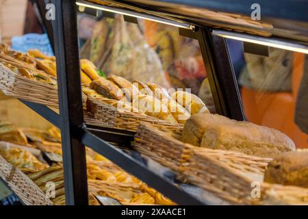Frisch gebackenes Brot und eine köstliche Auswahl an Gebäck in einer charmanten Bäckerei Stockfoto