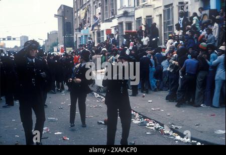 Karnevalsaufstand in Notting Hill August Bankfeiertag Montag 1976. Die Polizei wird von überwiegend jungen schwarzen Jugendlichen angegriffen, jungen Erwachsenen. Notting Hill, London, England, 30. August. HOMER SYKES AUS DEN 1970ER JAHREN Stockfoto