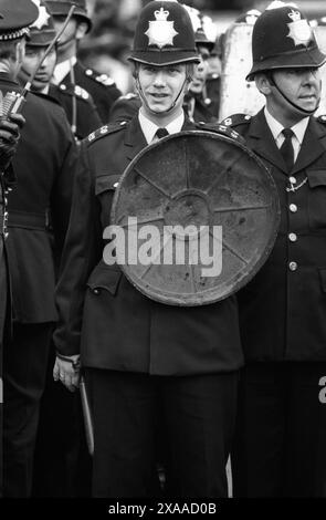 Karnevalsaufstand in Notting Hill August Bankfeiertag Montag 1976. Die Polizei benutzt altmodische Gummideckel als Schild und zieht ihre Stößel. Notting Hill, London, England, 30. August. HOMER SYKES AUS DEN 1970ER JAHREN Stockfoto