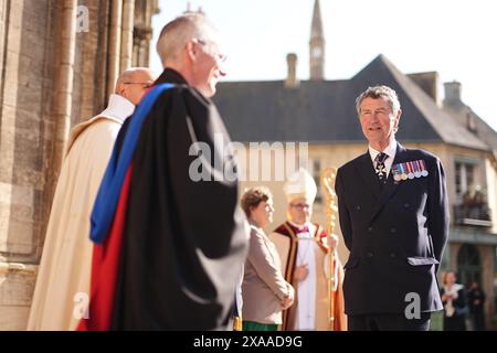 Der Präsident der Commonwealth war Graves Commission, begleitet von Vize-Admiral Sir Tim Laurence (rechts), nimmt an dem jährlichen Gedenkgottesdienst der Commonwealth war Graves Commission in der Bayeux Cathedral in Bayeux, Frankreich, während der Veranstaltungen zum 80. Jahrestag des D-Day Teil. Bilddatum: Mittwoch, 5. Juni 2024. Stockfoto