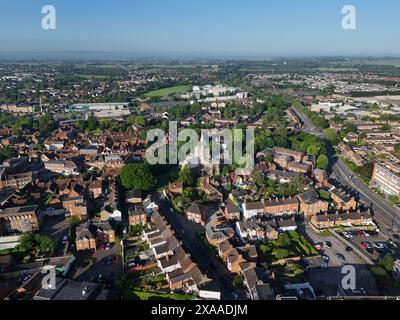 Ein Blick aus der Vogelperspektive auf das Stadtzentrum von Aylesbury mit der Kirche Saint Mary an einem sonnigen Sommermorgen in Großbritannien Stockfoto