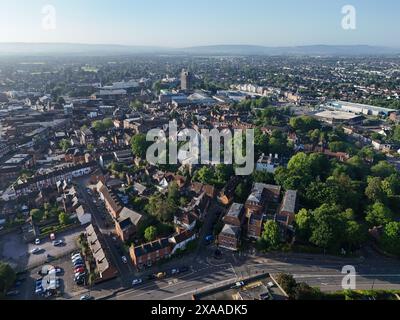 Ein Blick aus der Vogelperspektive auf das Stadtzentrum von Aylesbury mit der Kirche Saint Mary an einem sonnigen Sommermorgen in Großbritannien Stockfoto