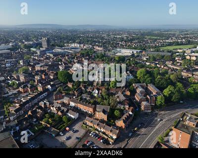 Ein Blick aus der Vogelperspektive auf das Stadtzentrum von Aylesbury mit der Kirche Saint Mary an einem sonnigen Sommermorgen in Großbritannien Stockfoto