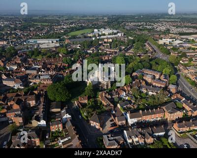 Ein Blick aus der Vogelperspektive auf das Stadtzentrum von Aylesbury mit der Kirche Saint Mary an einem sonnigen Sommermorgen in Großbritannien Stockfoto