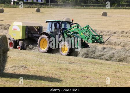 Limousin, Frankreich. Juni 2024. Heuerzeugung in Limousin. Nach den langen Frühlingsregnern ist es an der Zeit, Heu im Südwesten Frankreichs zu ernten. Dieses von den Limousin-Landwirten geerntete Heu wird im Winter zur Fütterung von Limousin-Rindern verwendet. Landwirtschaft, Landwirte, Viehzüchter, Viehzucht, landwirtschaftliche Arbeit, Essen. Limousin, Nouvelle Aquitaine, Frankreich. Europa. Foto: Hugo Martin/Alamy Live News. Stockfoto