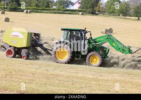 Limousin, Frankreich. Juni 2024. Heuerzeugung in Limousin. Nach den langen Frühlingsregnern ist es an der Zeit, Heu im Südwesten Frankreichs zu ernten. Dieses von den Limousin-Landwirten geerntete Heu wird im Winter zur Fütterung von Limousin-Rindern verwendet. Landwirtschaft, Landwirte, Viehzüchter, Viehzucht, landwirtschaftliche Arbeit, Essen. Limousin, Nouvelle Aquitaine, Frankreich. Europa. Foto: Hugo Martin/Alamy Live News. Stockfoto