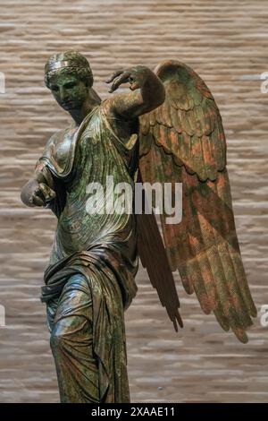 Der geflügelte Sieg von Brescia (II. Nahaufnahme), römische Bronzestatue, 1 n. Chr., gefunden im Capitolium/Forum-Gebiet der antiken Stadt Brixia (Brescia) Stockfoto