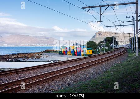 Das Dorf Kalk Bay liegt im Westkap von Südafrika, mit farbenfrohen Strandhütten Stockfoto