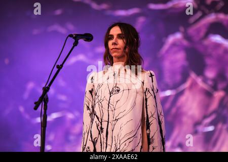 Barcelona, Spanien. 2024.06.01. PJ Harvey tritt am 1. Juni 2024 auf der Bühne im Primavera Sound in Barcelona auf. Stockfoto