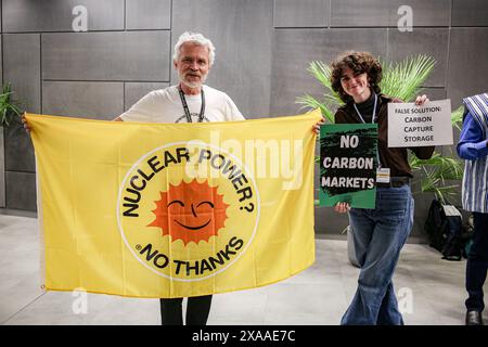 Bonn, Deutschland. Juni 2024. Ein Mann mit dem Schild „Nuclear Power, No Thanks“ im Rahmen einer Demonstration Inside Against Climate Change, im Weltkonferenzzentrum auf dem UN-Campus in Bonn während der ersten Woche der SB60-Konferenz zum Klimawandel. Die Finanzierung fossiler Brennstoffe und die Forstwirtschaft stehen im Mittelpunkt der Diskussionen und Verhandlungen. Dies ist die Vorbereitung der COP 29. (Kreditbild: © Bianca Otero/ZUMA Press Wire) NUR REDAKTIONELLE VERWENDUNG! Nicht für kommerzielle ZWECKE! Stockfoto