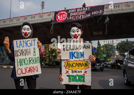 Bandung, West-Java, Indonesien. Juni 2024. Aktivisten des Indonesian Forum for the Environment (WALHI) halten Plakate und Banner während des Weltumwelttages in Bandung. Die Aktion bestand darin, sich für Umweltbewusstsein einzusetzen und die Regierung zu einer speziellen Politik in Umweltfragen zu verpflichten. (Kreditbild: © Algi Febri Sugita/ZUMA Press Wire) NUR REDAKTIONELLE VERWENDUNG! Nicht für kommerzielle ZWECKE! Stockfoto