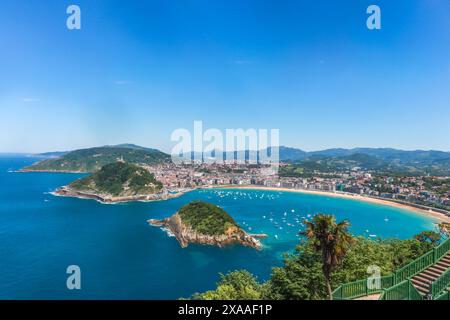 Ein Blick aus der Vogelperspektive auf den Strand La Concha in San Sebastian, Spanien Stockfoto