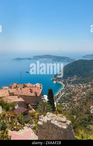 Der malerische Blick auf das Dorf Eze und die grünen Hügel, umgeben von blauem Wasser. Frankreich Stockfoto