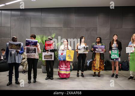 Bonn, Deutschland. Juni 2024. Demonstranten stehen an einer Demonstration gegen den Klimawandel im World Conference Center auf dem UN-Campus Bonn in der ersten Woche der SB60-Konferenz zum Klimawandel. Die Finanzierung fossiler Brennstoffe und die Forstwirtschaft stehen im Mittelpunkt der Diskussionen und Verhandlungen. Dies ist die Vorbereitung der COP29-Veranstaltung, die im November dieses Jahres in Baku, Aserbaidschan, stattfinden wird. (Kreditbild: © Bianca Otero/ZUMA Press Wire) NUR REDAKTIONELLE VERWENDUNG! Nicht für kommerzielle ZWECKE! Stockfoto