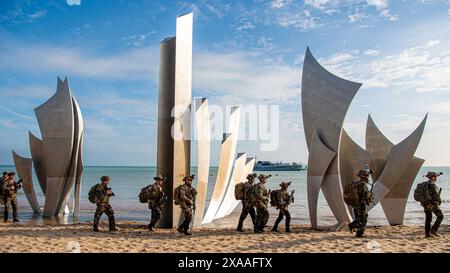 Paris, Frankreich. Juni 2024. Der amphibische Helikopterträger Mistral der französischen Marine landet französische Truppen der 9. Marine-Infanterie-Brigade und der 6. Leichten Panzerbrigade im Rahmen der Gedenkfeier zum 80. D-Day, als Hommage an die Seeleute und Soldaten, die am 6. Juni 1944 in Colleville-sur-Mer in der Normandie landeten. am 4. Juni 2024. Foto: Französische Marine / UPI Credit: UPI/Alamy Live News Stockfoto