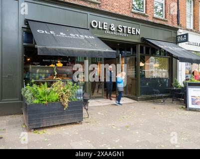 OLE & Steen eine ganztägig geöffnete Bäckerei, Café-Bar und Restaurant aus Dänemark. Chiswick High Road, London, England, Großbritannien Stockfoto