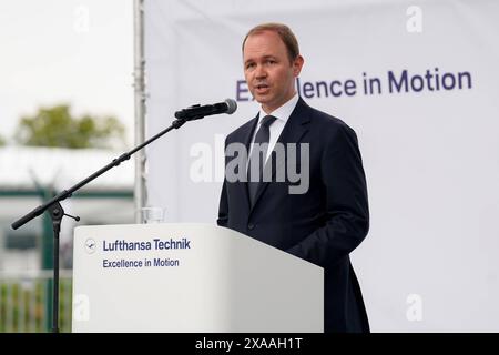 Berlin, Deutschland 05. Juni 2024: Internationale Luft- und Raumfahrtausstellung ILA 2024 im Bild: Verteidigungsstaatssekretär Nils Hilmer bei der Übergabe des Regierungsfliegers Airbus A 350-900 Schumacher *** Berlin 05. Juni 2024 Internationale Luft- und Raumfahrtausstellung ILA 2024 Foto Copyright: XFotostandx/xReuhlx Stockfoto