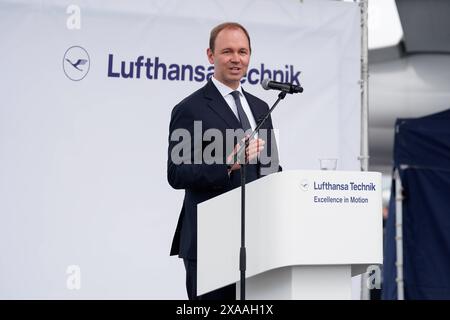 Berlin, Deutschland 05. Juni 2024: Internationale Luft- und Raumfahrtausstellung ILA 2024 im Bild: Verteidigungsstaatssekretär Nils Hilmer bei der Übergabe des Regierungsfliegers Airbus A 350-900 Schumacher *** Berlin 05. Juni 2024 Internationale Luft- und Raumfahrtausstellung ILA 2024 Foto Copyright: XFotostandx/xReuhlx Stockfoto