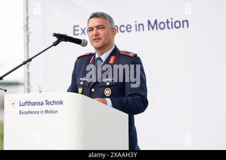 Berlin, Deutschland 05. Juni 2024: Internationale Luft- und Raumfahrtausstellung ILA 2024 im Bild: Brigadegeneral Frank Gräfe bei der Übergabe des Regierungsfliegers Airbus A 350-900 Schumacher *** Berlin 05. Juni 2024 Internationale Luft- und Raumfahrtausstellung ILA 2024 Foto Copyright: XFotostandx/xReuhlx Stockfoto