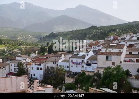 Blick auf das wunderschöne mittelalterliche Viertel des spanischen Dorfes, Quesada in der Region Jaen, Andalusien, Spanien in den Bergen. Weiße Häuser mit roten Fliesen darüber Stockfoto