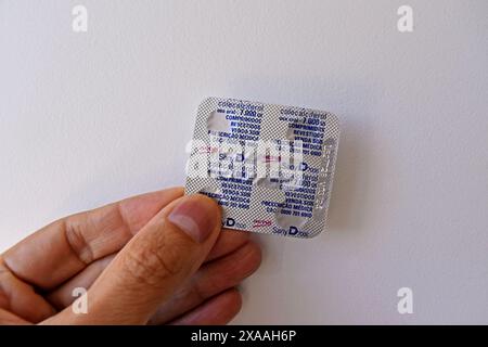 RIO DE JANEIRO, BRASILIEN - 9. DEZEMBER 2022: Hand hält eine Blisterpackung mit Sany D Kappen 7,000 UI (Cholecalciferol), D3 Vitamin Stockfoto