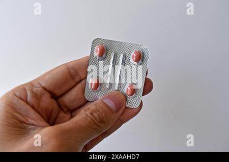 Hand in Blisterpackung mit D3-Vitamin (Cholecalciferol) Stockfoto