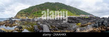 Charakteristische vulkanische Formationen am Meer, die natürliche Pools und Wasserumleitungen bilden, Fajã das Almas - São Jorge Insel Azoren-Portugal Stockfoto