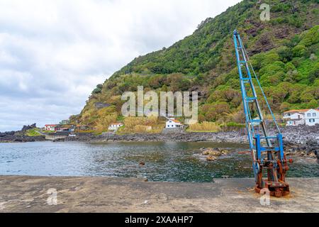 Charakteristische vulkanische Formationen am Meer, die natürliche Pools und Wasserumleitungen bilden, Fajã das Almas - São Jorge Insel Azoren-Portugal Stockfoto