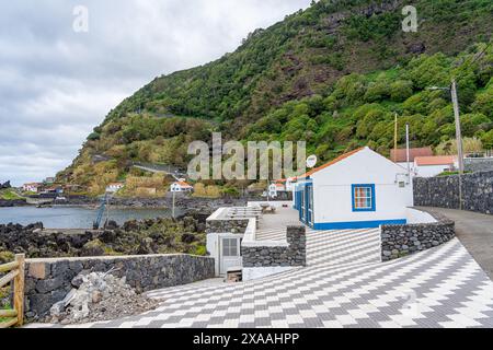 Typische Wohnhäuser in Fajã das Almas am Meer. São Jorge-Insel Azoren-Portugal. Stockfoto