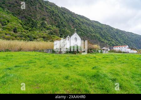 Vorderfassade der christlichen und katholischen Kirche in Fajã das Almas am Meer. São Jorge-Insel Azoren-Portugal. Stockfoto