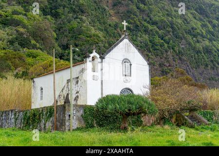 Vorderfassade der christlichen und katholischen Kirche in Fajã das Almas am Meer. São Jorge-Insel Azoren-Portugal. Stockfoto