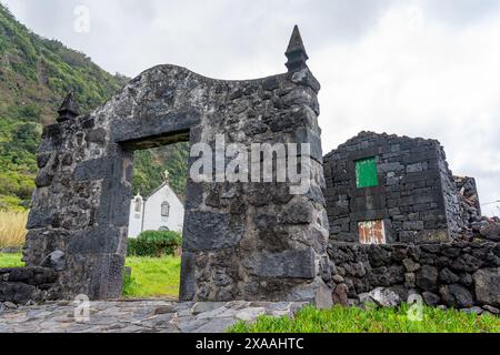 Vorderfassade der christlichen und katholischen Kirche in Fajã das Almas am Meer. São Jorge-Insel Azoren-Portugal. Stockfoto