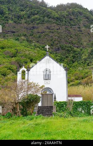 Vorderfassade der christlichen und katholischen Kirche in Fajã das Almas am Meer. São Jorge-Insel Azoren-Portugal. Stockfoto