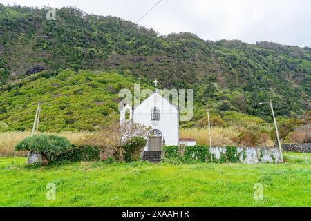 Vorderfassade der christlichen und katholischen Kirche in Fajã das Almas am Meer. São Jorge-Insel Azoren-Portugal. Stockfoto